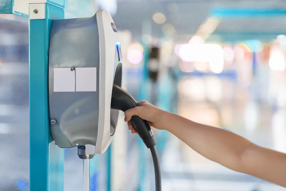 Borne de recharge électrique 22kW triphasée installée dans un garage résidentiel moderne