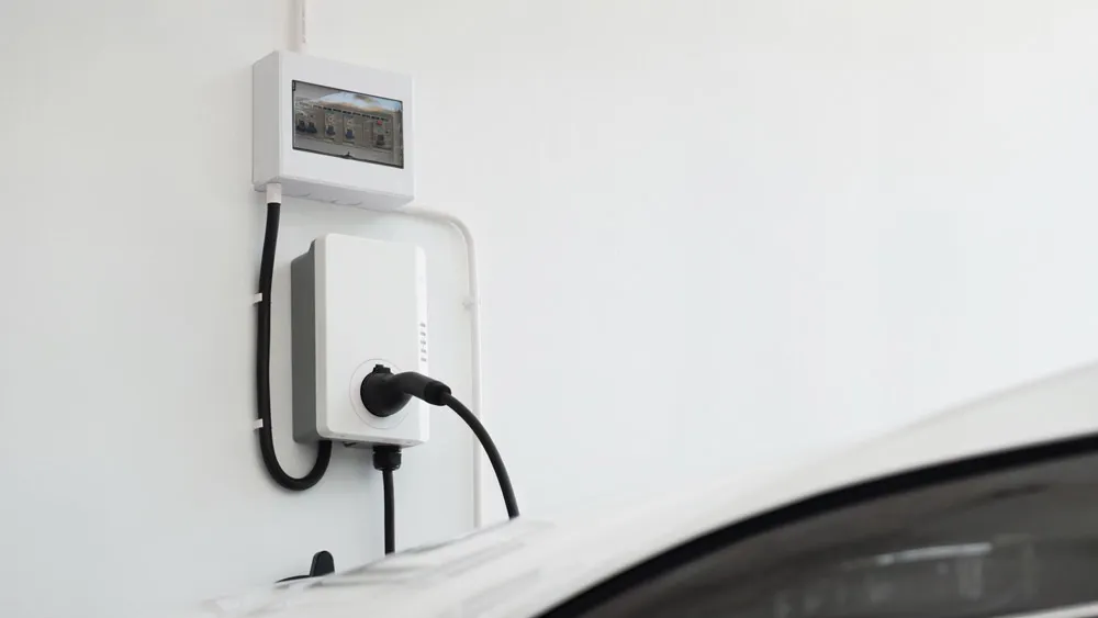 Borne de recharge 7kW monophasé installée sur mur intérieur d'une maison