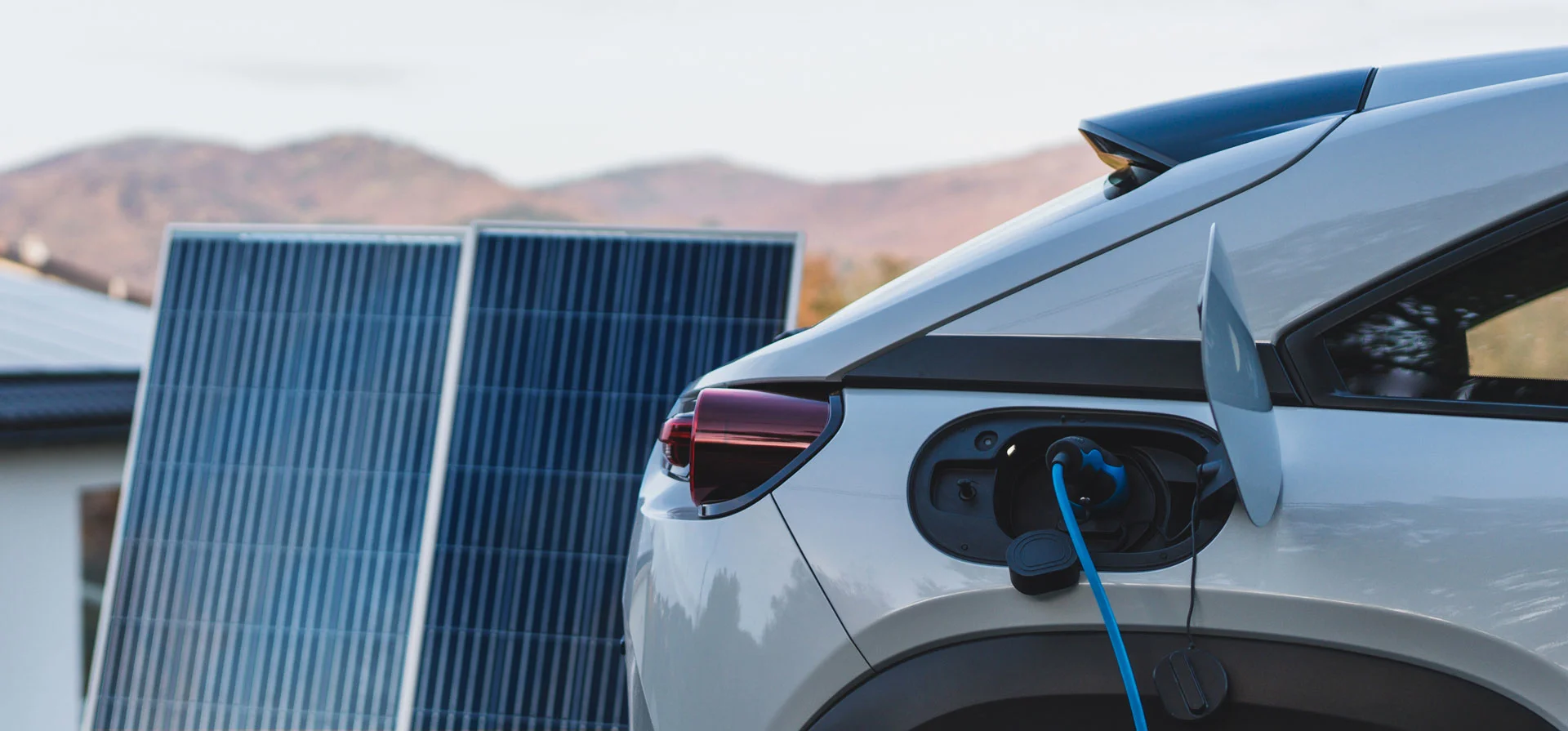 borne de recharge solaire installée dans un parking écologique avec panneaux photovoltaïques