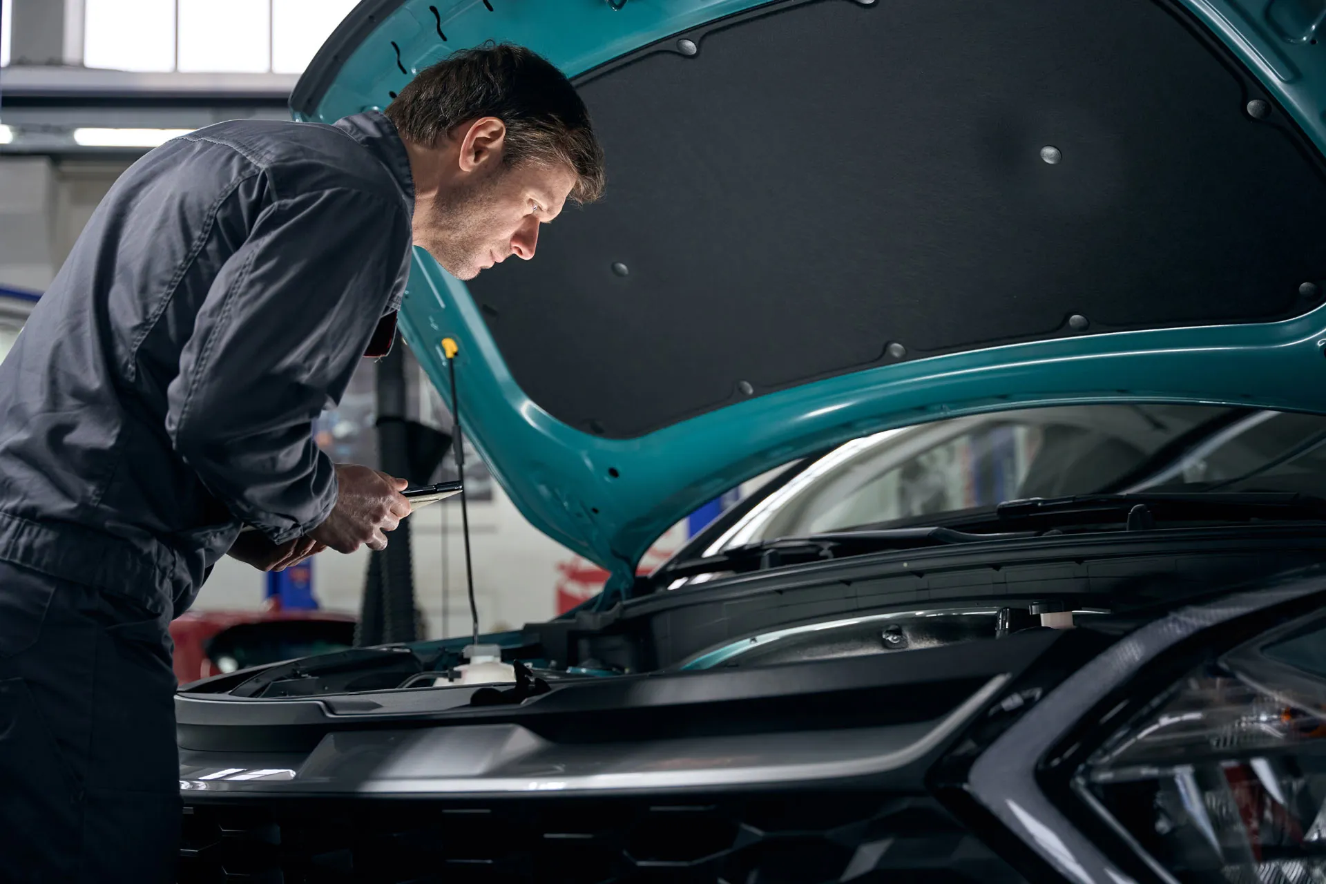 Voiture électrique en recharge à domicile avec borne murale