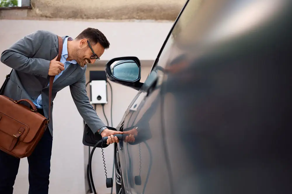 Parking d'entreprise équipé de bornes de recharge pour véhicules électriques conformément à la loi LOM 2025